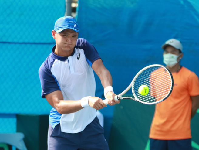 吴东霖在温布顿草地锦标赛会外赛首轮力退同胞曾俊欣。（资料照／四维体育推广教育基金会提供，陈筱琳台北传真）
