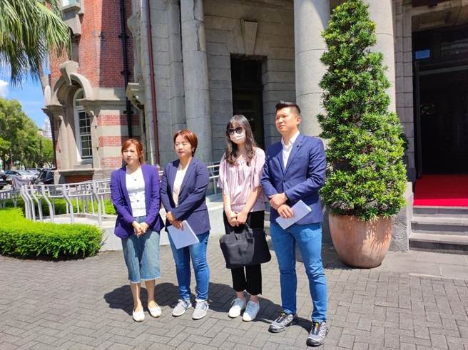 庭庭媽26日在新北市議員黃淑君、陳乃瑜與李宇翔陪同下，赴監察院陳情新北市政府瀆職。（陳乃瑜提供）