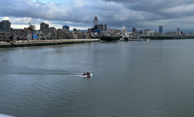 今（26）日17时许，三重区台北桥发生一起坠河案件，警消获报前往搜救。（图／警方提供）