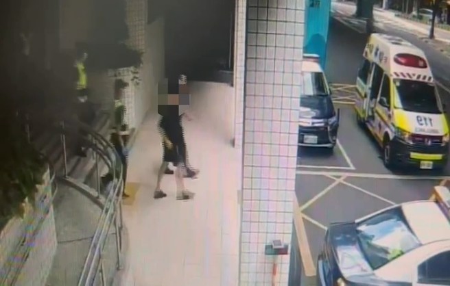 警消将周男强制送医。（翻摄画面）