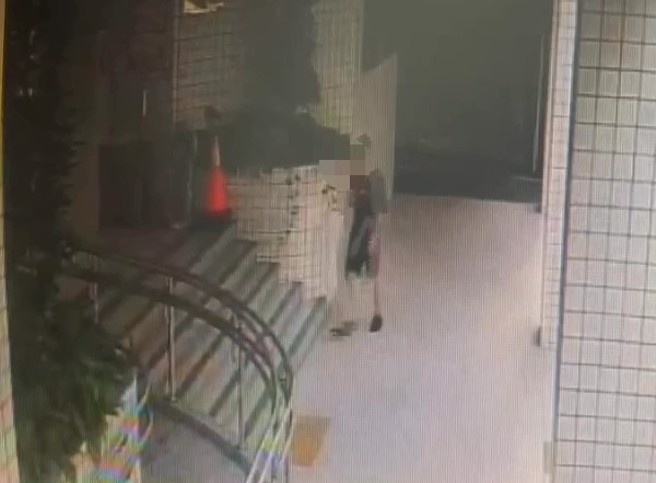 周姓男子竟自行游上岸，并于17时38分至三重分局光明派出所报案表示，家中财物遭43岁刘女侵占，欲对刘女提告。（翻摄画面）