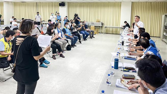 副县长陈见贤（右站立者）听取及回应帝王至尊社区住户代表提出的诉求。（罗浚滨摄）