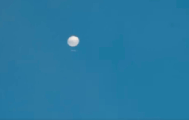 2021年12月31日在合歡山鳶峰停車場附近，一顆巨大的白色氣球在北北東方仰角約25度，緩慢地向東南方移動。鳶峰海拔2750公尺。（取自鄭明典臉書）