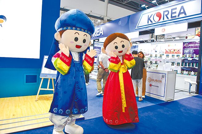 据韩国官方统计，今年1月至5月中韩航线的旅客数量约120.6万人次，仅为2020年疫情爆发同期的60％。图为海南海口今年4月举办第三届消博会，韩国馆前身着韩服的人偶在招揽参观者。（中新社）