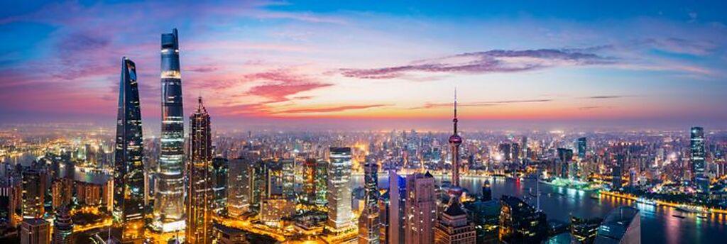 中國大陸第一高樓上海中心大廈的夜色，是旅行上海的必賞之景。（圖／Shutterstock）
