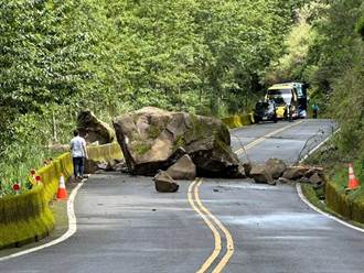 新中橫公路夫妻樹路段「巨石滾落」 砸損1車阻斷雙向交通