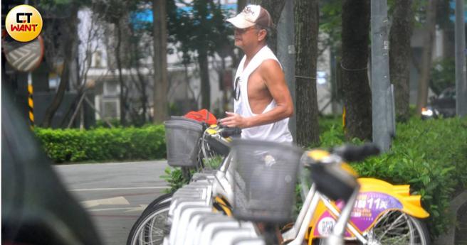 陳昇被本刊直擊在街頭悠哉騎腳踏車。（圖／本刊攝影組）
