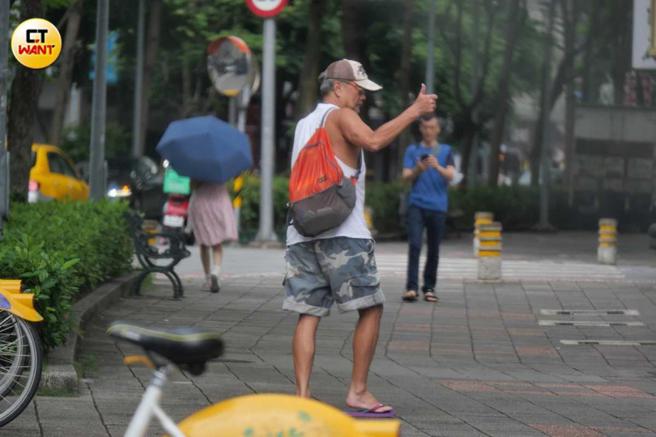 遇到熟悉的店家，陳昇親切比讚。（圖／本刊攝影組）