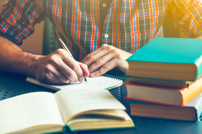 一名網友與公司新人聊天，意外發現八年級生似乎都不看金庸小說。（圖／shutterstock）