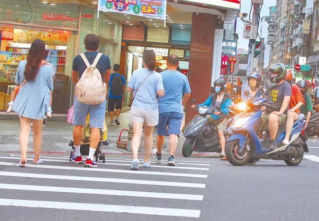 交通部宣布6月30日起汽机车驾驶不停让3公尺内行人，提高罚金至6000元。(资料照)