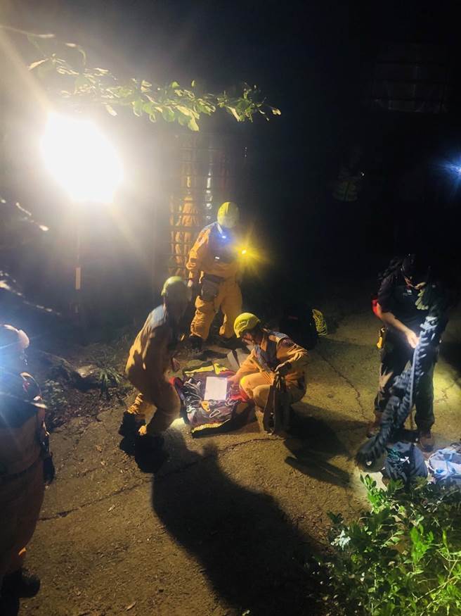 台中姐弟农作时意外坠落山坡，警消漏夜搜山抢救。（台中市消防局提供／冯惠宜台中传真）