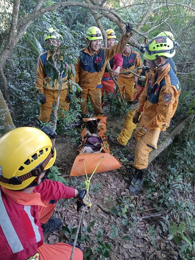 台中姐弟农作时意外坠落山坡，警消漏夜搜山抢救。（台中市消防局提供／冯惠宜台中传真）