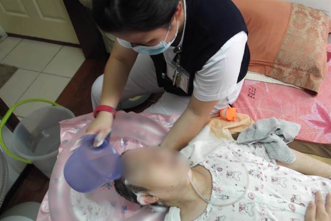 居家安寧護理師卓彩琳10年間悉心服務兩位長輩。（台中慈濟醫院提供）