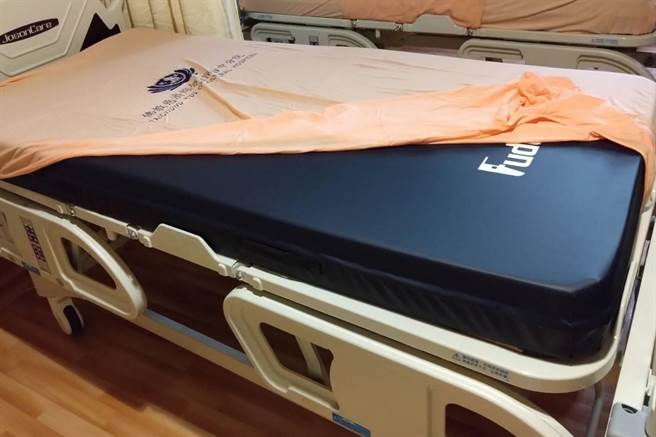 家屬捐贈10床護理專用「減壓床墊」給台中慈濟醫院。（台中慈濟醫院提供）
