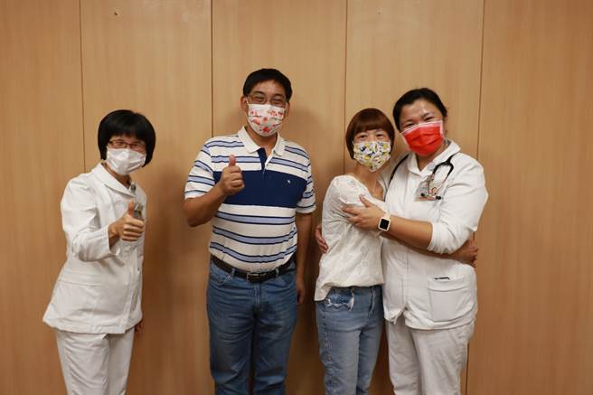 家屬化感恩為實質行動，捐贈護理專用「減壓床墊」給台中慈濟醫院。（台中慈濟醫院提供）