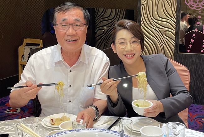 台北市副市长李四川26日在脸书PO出和民眾党议员林珍羽聚餐的照片。（图取自李四川脸书）