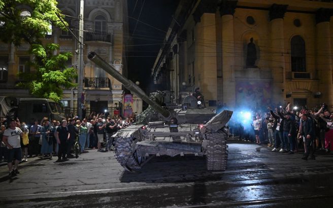 普里格津（Yevgeny Prigozhin）发动兵变不到24小时突然宣布撤退，至少达成两个目标。首先是延长自己的的政治寿命；其次是暴露蒲亭（Vladimir Putin）体制的弱点，他领导的俄罗斯显然没有外界以为的那么稳定。(图/路透社)