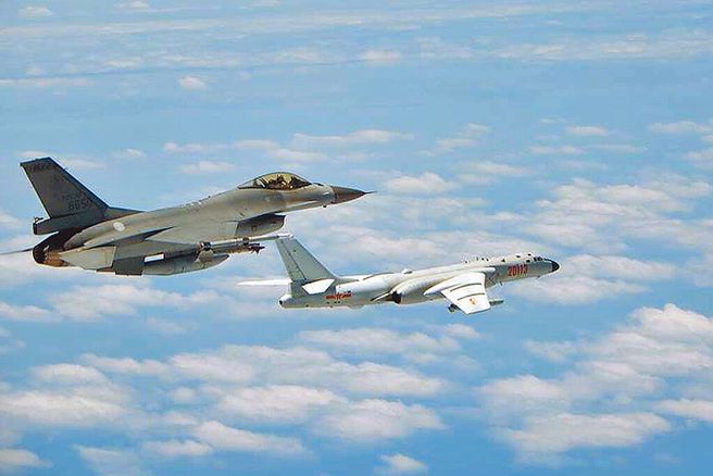 谢寒冰怀疑，面对共军逼近24海浬，国防部本应发布空袭警报，但却没有这么做，它根本是想让人民习惯这状况。（图 / 国防部提供）