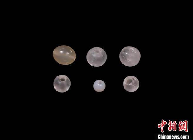 大陆考古在西安西郊发现多处唐代宫人墓地，显示墓葬排列有序经严谨规划。图为挖掘出的陪葬古珠。（中新社）