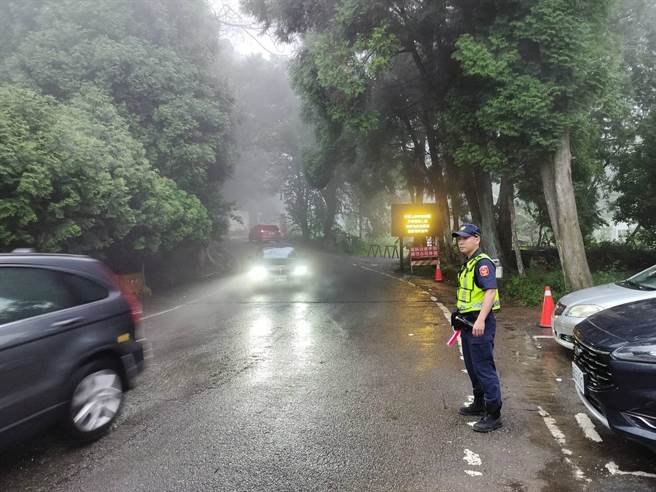 大雪山国家森林游乐区暑假期间将涌车潮，警加强中专一线违规取缔。（警方提供／陈淑娥台中传真）