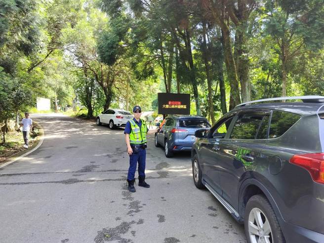 大雪山国家森林游乐区暑假期间将涌车潮，警加强中专一线违规取缔。（警方提供／陈淑娥台中传真）