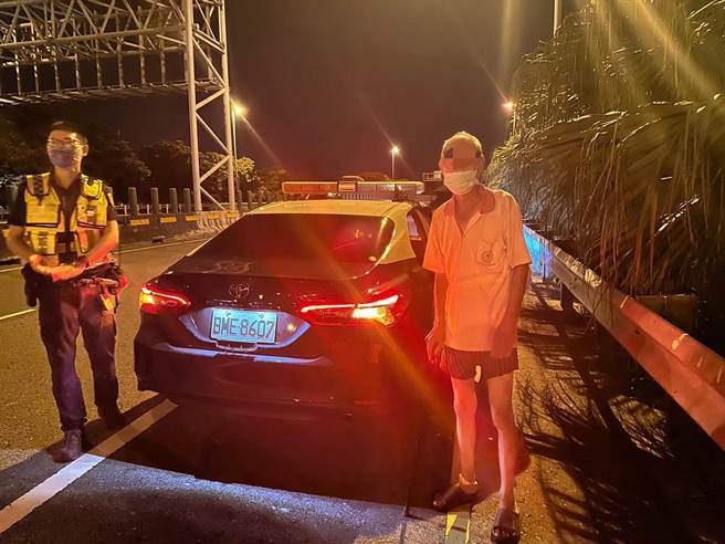 林姓老翁日前深夜杵著拐杖，神情疲憊獨自徘徊國道閘道口。（警方提供）