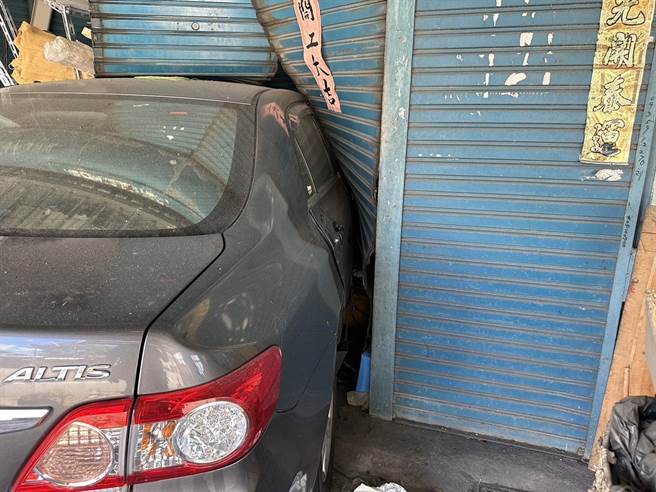 台东男高中生无照驾驶「连环撞」 波及路边民宅，幸无人伤亡。（台东县警察局提供／萧嘉龙台东传真）