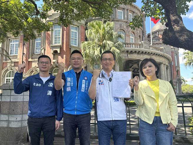 国民党立委参选人罗智强「反贪腐监察院」	27日展开第二告，他上午在台北市立委参选人李彦秀、游淑慧、张斯纲，及桃园市议员凌涛陪同下，赴监察院检举陈吉仲施政怠惰又无能。（黄婉婷摄）