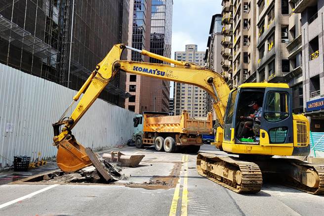竹北天坑案庄敬六街透地雷达侦测3处土壤松散，路面进行开挖比对确认土质结构。（丰邑提供／罗浚滨新竹传真）