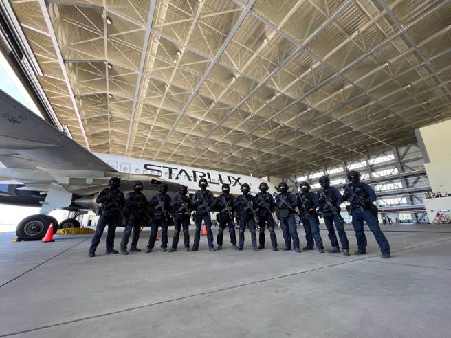 超寫實！維安特勤反劫機操演首曝光，星宇「場地與臨演」全包。(航警局提供)