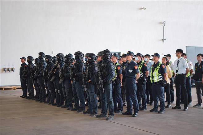 超寫實！維安特勤反劫機操演首曝光，星宇「場地與臨演」全包。(航警局提供)