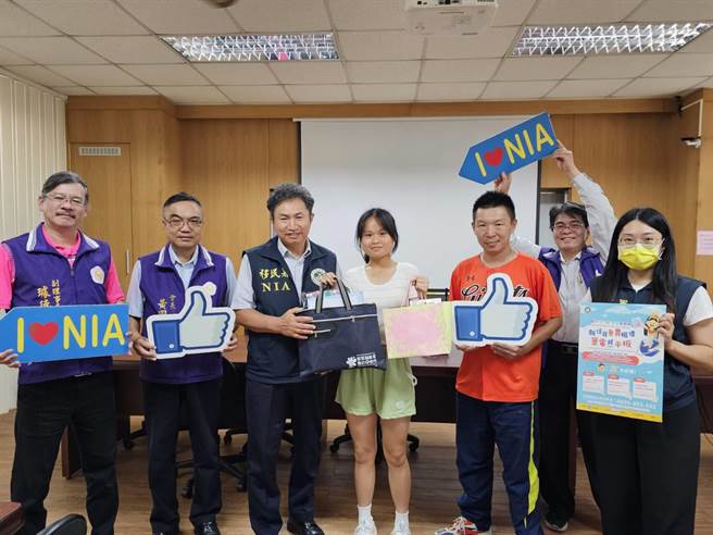 移民署台中市第二服务站到大德国中关心新二代李甜心。（台中市第二服务站提供／陈淑娥台中传真）