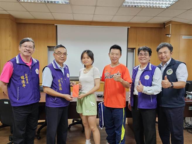 中华海峡新住民经贸文化交流协会长黄园淋、执行长张明橦致赠奖学金。（台中市第二服务站提供／陈淑娥台中传真）