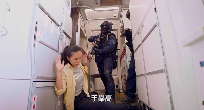 超寫實！維安特勤反劫機操演首曝光，星宇「場地與臨演」全包。(航警局提供)