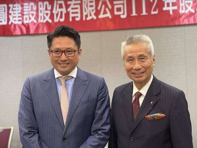 三圆建设前董事长王光祥(右)与去年才刚接棒的新任董事长王雅麟，今天在股东会中同台同框。（图∕蔡惠芳）