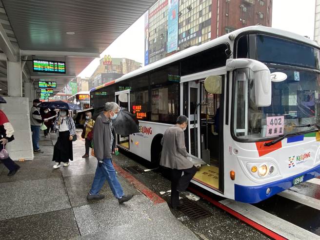 基隆市政府将在今年底前，推出基隆市境内的通勤月票，预估售价为320元，将有助减轻学生及通勤民眾的负担。（张志康摄）