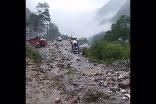四川汶川突发山洪土石流，目前导致7人失联。（翻摄自钱江视频）