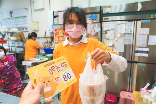 为让弱势家庭学童暑期餐食不中断，市府结合300多家爱心商家，持续办理「呷熊饱」餐食补助计画。（陈育贤摄）
