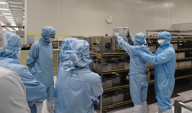 硅品邀中国医药大学齐力解构产线作业，降低职场人因工程危害风险。(硅品提供)