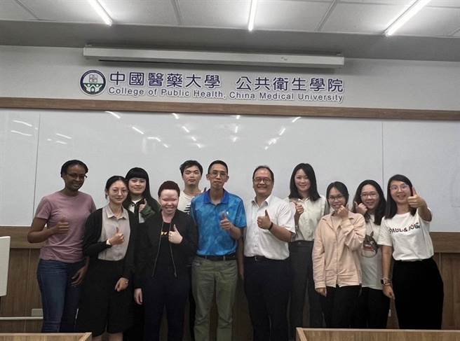 硅品邀中国医药大学齐力解构产线作业，降低职场人因工程危害风险。(硅品提供)