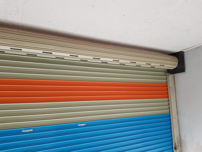 男子在路上看到一栋公寓的2楼，阳台加装铁卷门，让他一头雾水。（图／示意图，达志影像）