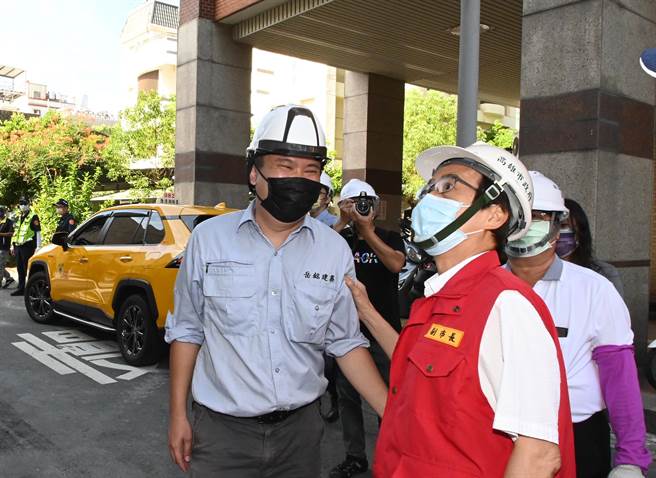 预防登革热，高雄市副市长林钦荣（前右）27日到冈山区工地视察。（林瑞益摄）
