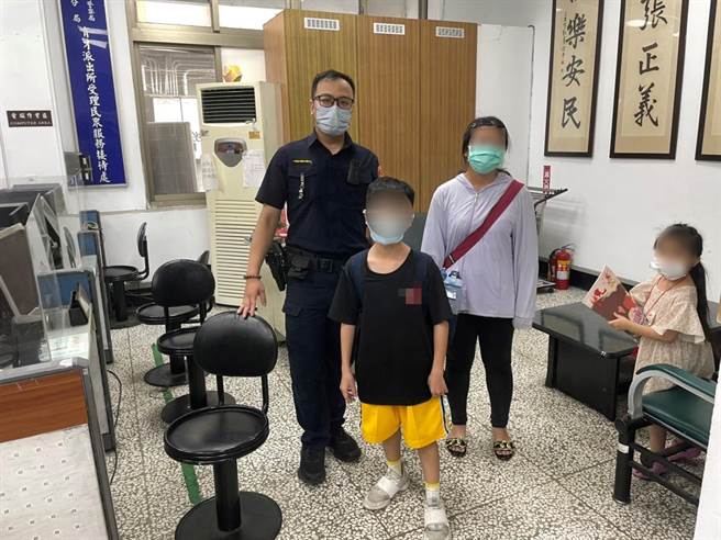 13岁林姓少年，贪玩宝可梦游戏机一夜未归，经员警找回，妈妈相当感谢员警协助。（台中市第二分局提供／冯惠宜台中传真）