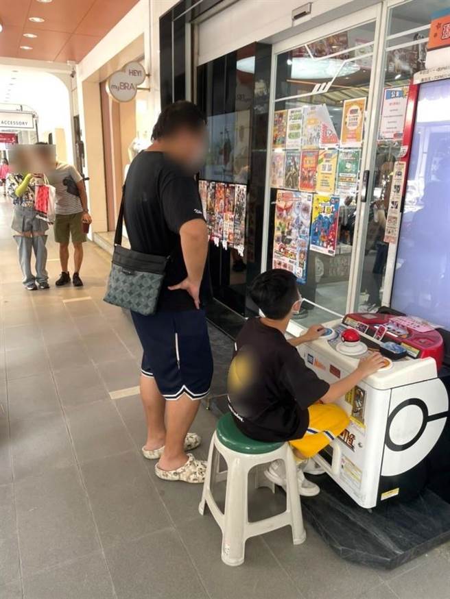 13岁林姓少年，贪玩宝可梦游戏机一夜未归，经员警找回，妈妈相当感谢员警协助。（台中市第二分局提供／冯惠宜台中传真）