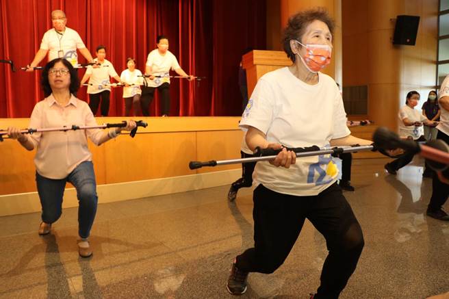 新北市社会局与政慧基金会合作，推动长辈健康第八力「平衡力」，透过平衡健走杖的运动和辅助，让长辈拥有更佳的平衡力，以预防跌倒。（陈慰慈摄）