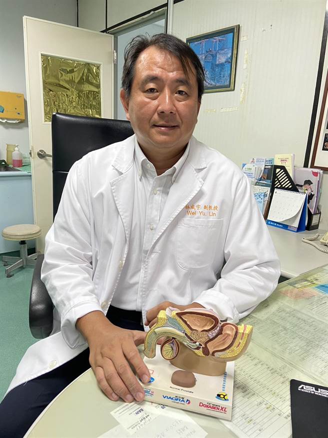 卫福部立嘉义医院泌尿科医师林威宇为魏姓患者治疗摄护腺癌有成效。（嘉义医院提供／廖素慧嘉市传真）