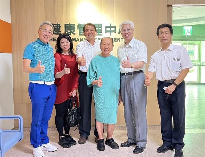 魏姓患者偕家属感谢嘉义医院泌尿科医师林威宇（左三）及院长黄元德率领的团队。（嘉义医院提供／廖素慧嘉市传真）