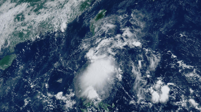 热带扰动93W外围水气正逐渐靠近台东、恒春，今天下午起这两地不定时会下起小雨。(翻摄自「台湾颱风论坛｜天气特急」FB)