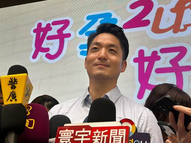 台北市长蒋万安27日上午背着满五个月的「三宝」出席 「好孕 2U 专车」补助记者会，会后受访。（陈薏云摄）