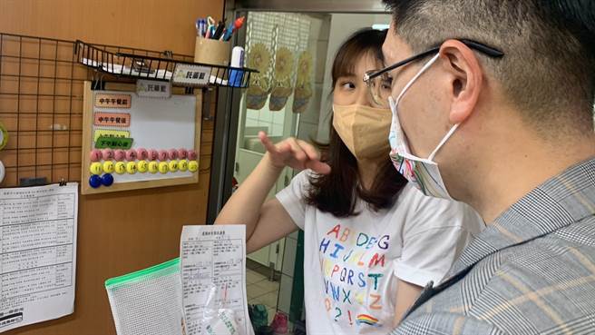 基隆市长谢国梁（右）出席市立建德幼儿园的毕业典礼，同时向现场老师了解托药流程。（徐佑升摄）